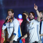 El capitán del Madrid, Sergio Ramos, celebrando el título de Liga en Cibeles.