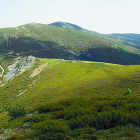 Vista del Alto del Pando con la «cicatriz» de la presa Antigua en el punto de cambio de vertiente.