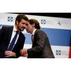 Pablo Casado escucha al expresidente del Gobierno, José María Aznar, en un acto oficial en enero. JUAN CARLOS HIDALGO