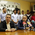 La directiva de la Cultural, con algunos futbolistas detrás, el día que pidieron ayuda a la afición.