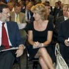 Rajoy conversa con Esperanza Aguirre en presencia de Herrera antes del encuentro con los empresarios