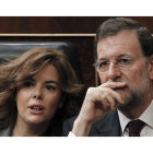 El presidente del Gobierno, Mariano Rajoy, y la vicepresidenta, Soraya Saénz de Santamaría, durante el debate de convalidación del decreto ley de medidas económicas urgentes, este miércoles, en el Congreso.