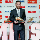 Leo Messi posa con la Bota de Oro. ALEJANDRO GARCÍA