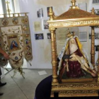 Réplica del trono de la Virgen del Camino, presente en la exposición migratoria.