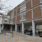 El centro de salud de Pinilla posee forma de L con un edificio que une el lado corto y el largo. RAMIRO