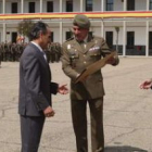 El alcalde recoge los distintivos que lo acreditan como artillero honorario.