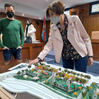 Concepción de Vega, junto a un técnico, mostró ayer la maqueta de Ponsferrata. DL