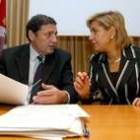 El gerente de servicios sociales, José María Hernández, y Rosa Valdeón, en una imagen de archivo