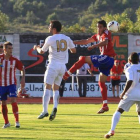 Rubén Alba trata de anticiparse a Joshua en un centro al área rojiblanca.