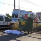El cadáver, cubierto, fue hallado cerca del polígono de Camponaraya