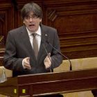 Puigdemont durante una de sus intervenciones en el pleno del Parlamento catalán.