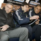 Mourinho, junto a sus ayudantes, en el banquillo de Riazor.