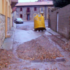 El agua arrastró lodo, piedras y contenedores