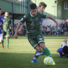 Un momento del partido entre el Atlético Astorga y La Bañeza. JESÚS F. SALVADORES