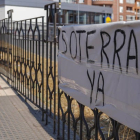 Pancarta que pide el soterramiento del tren en Trobajo. DL