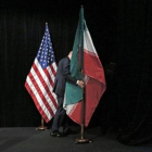 Las banderas estadounidense e iraní, en la sala de reuniones de Viena, este martes.
