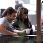 Penélope Cruz y su marido, Javier Bardem, conversan en el Hotel Café de Sarajevo.