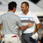 Sergio García felicita a Rory McIlroy por su triunfo en el Bridgestone Invitational.