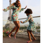 Beyoncé y su hija Blue Ivy saltan ante la torre Eiffel.