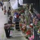 Como es habitual, los nichos del cementerio quedaron literalmente cubiertos  de ramos de flores