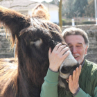 Miguel Alejo junto a uno de los dos burros que tiene.