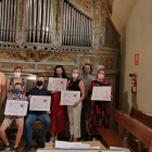 Los participantes recibieron un diploma después de la actuación final. DL