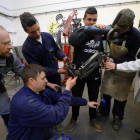 Los alumnos de soldadura de FP de La Robla con sus profesores de Iniciativa Empresarial y Taller.