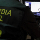 Un Guardia Civil, en el marco de la operación internacional contra la pornografía infantil en internet.