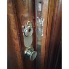 Aspecto de la cerradura y la mirilla de una puerta correspondientes a un piso asaltado en Santa Nonia. DL