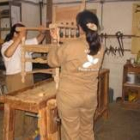 Dos alumnas del módulo de restauración de muebles en un momento del trabajo