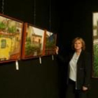 La artista catalana posa junto a varias de las obras que expone en la galería leonesa Bernesga
