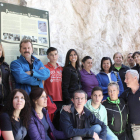 Miembros de la familia Martínez posan con las autoridades tras el descubrimiento de la placa