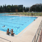 La imagen muestra la piscina municipal de verano situada en la zona de El Plantío, en la parte alta.