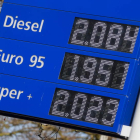 Imagen de los precios del combustible en una estación de servicio. STEPHANY LECOC
