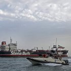 El petrolero ‘Stena Impero’, custodiado por una lancha de la Guardia Revolucionaria iraní. H. SHIRVANI