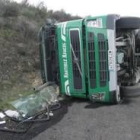 El camión cisterna se salió de la calzada en la glorieta de acceso a la A-6 en Montearenas