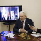 Imagen de archivo de Assange durante una rueda de prensa en la embajada de Ecuador.