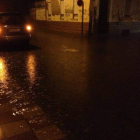 El agua acumulada llegó a anegar algunos garajes.