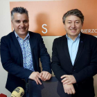 Santiago Macías y Samuel Folgueral, ayer en la sede de USE. DL