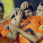 Jordi Alba, a la derecha, abraza a Leo Messi tras un gol conseguido por el astro argentino.