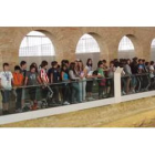 Los escolares visitan las instalaciones de la villa romana de La Olmeda.
