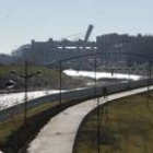 Puente peatonal que cruza el río, situado en el Polígono 58