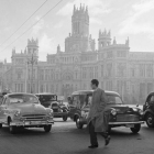 Foto de la plaza de La Cibeles en 1954 que sirve de cubierta a ‘El baile del fuego’. HORACIO NOVÀIS