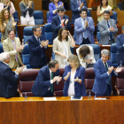 Cristina Cifuentes recibe el aplauso de los diputados del PP y los miembros de su Gobierno. J. P. GANDUL