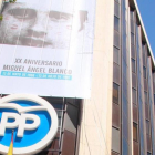 El PP ha extendido una lona en la fachada de la sede de Génova para recordar el asesinato de Miguel Ángel Blanco.