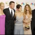 Jennifer Aniston, elegida mejor actriz, con sus compañeros de «Friends»