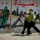 Dos niños palestinos juegan junto al campamento de Jabaliya