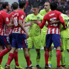 Jugadores del Atlético y Getafe, en uno de los múltiples enfrentamientos durante el partido.