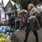 La hermana de Gregorio Ordóñez, Consuelo, durante la ofrenda floral en la tumba.