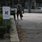 Cartel anunciador de acceso prohibido a los perros en la plaza de la Inmaculada. RAMIRO